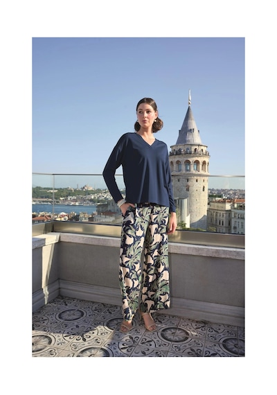 L'ombre Yaprak Desenli Uzun Kollu V Yaka Pijama Takımı Lacivert L'ombre Yaprak Desenli Uzun Kollu V Yaka Pijama Takımı Lacivert