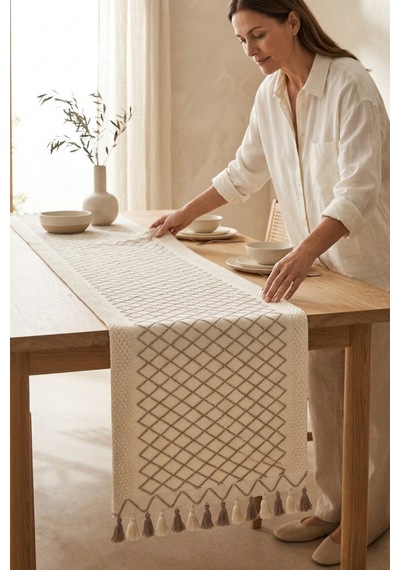 Etnik Baklava Desenli Püsküllü Pamuk Runner Masa Örtüsü 35x135 Cm Ekru