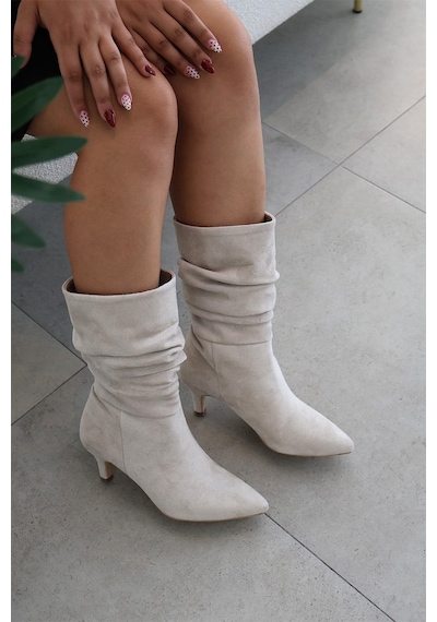 Asmi Shoes Kadın Gina Krem Süet Körüklü 6 Cm Topuklu Sivri Burun İnce Topuk Yarım Boy Çizme Asmi Shoes Kadın Gina Krem Süet Körüklü 6 Cm Topuklu Sivri Burun İnce Topuk Yarım Boy Çizme