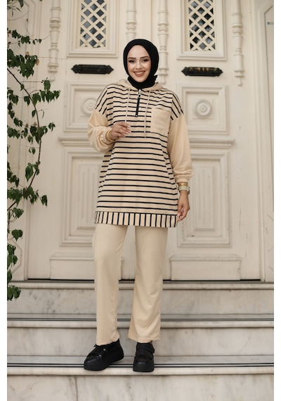 Genel Markalar Moda Efsa Tesettür Giyim Kapüşonlu Ve Önü Yarım Fermuarlı Çizgili 2 İplik Pantalon İle Tunik Takım Bej Bej Genel Markalar Moda Efsa Tesettür Giyim Kapüşonlu Ve Önü Yarım Fermuarlı Çizgili 2 İplik Pantalon İle Tunik Takım Bej Bej