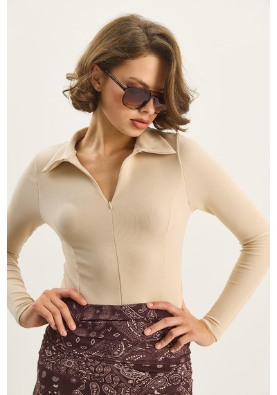 Shade Kadın Vücudu Saran Yarım Fermuarlı Fitilli Likralı Polo Yaka Basic Bluz 8073 60283602 - Bej Shade Kadın Vücudu Saran Yarım Fermuarlı Fitilli Likralı Polo Yaka Basic Bluz 8073 60283602 - Bej