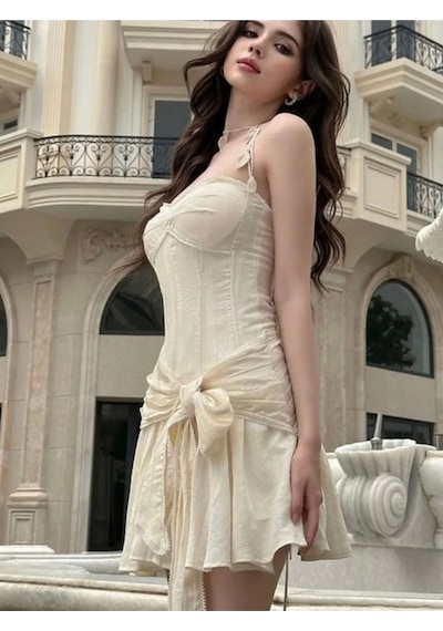 Fashion Cocktail Sarmaşık Dolanan Yaprak Aksesuarlı Lastikli Kemerli Askılı Mini Elbise Bej Bej Fashion Cocktail Sarmaşık Dolanan Yaprak Aksesuarlı Lastikli Kemerli Askılı Mini Elbise Bej Bej