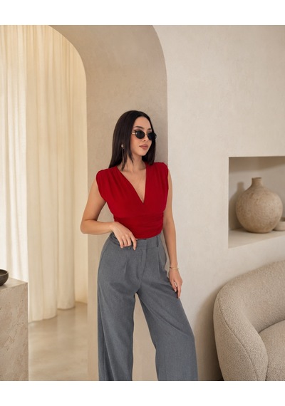 İkales Vatkalı Kolsuz V Yaka Drapeli Crop Bluz Likralı Fit Kırmızı