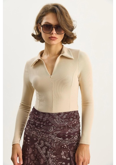 Shade Kadın Vücudu Saran Yarım Fermuarlı Fitilli Likralı Polo Yaka Basic Bluz 8073 60283602 - Bej Shade Kadın Vücudu Saran Yarım Fermuarlı Fitilli Likralı Polo Yaka Basic Bluz 8073 60283602 - Bej