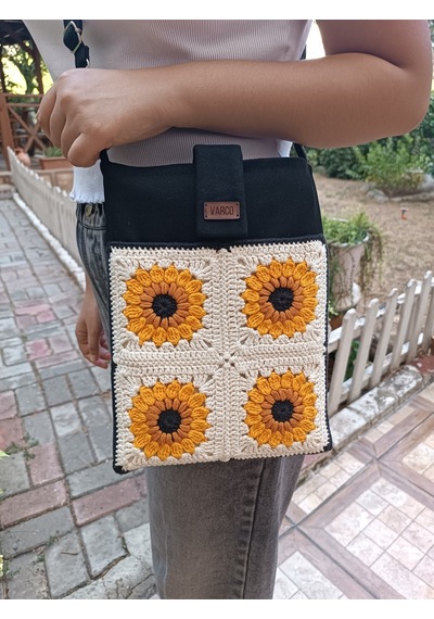 Aksesuarsepeti El Yapımı Ayçiçek Desenli Motifli Astarlı Taşıma Askılı Cepli Kadın Tablet Çantası Kitap Çantası Siyah