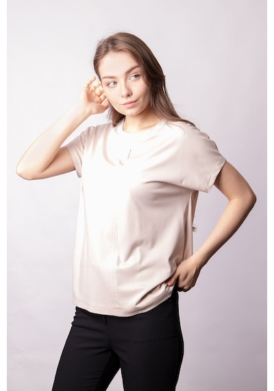 Kadın İpeksi Yumuşak Kumaş Geniş Sıfır Yaka Önü Pencereli Yanları Yırtmaçlı Tshirt Bluz-bej Bej Kadın İpeksi Yumuşak Kumaş Geniş Sıfır Yaka Önü Pencereli Yanları Yırtmaçlı Tshirt Bluz-bej Bej