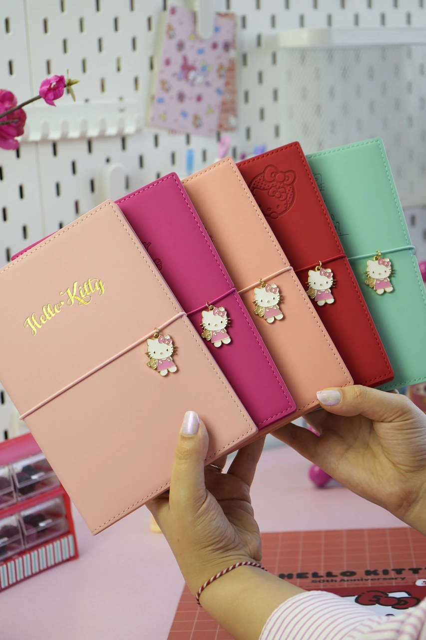 Hello Kitty Vegan Deri Günlük 13x18 Cm Çizgili Defter Lastikli Charm Süs Detaylı 2114