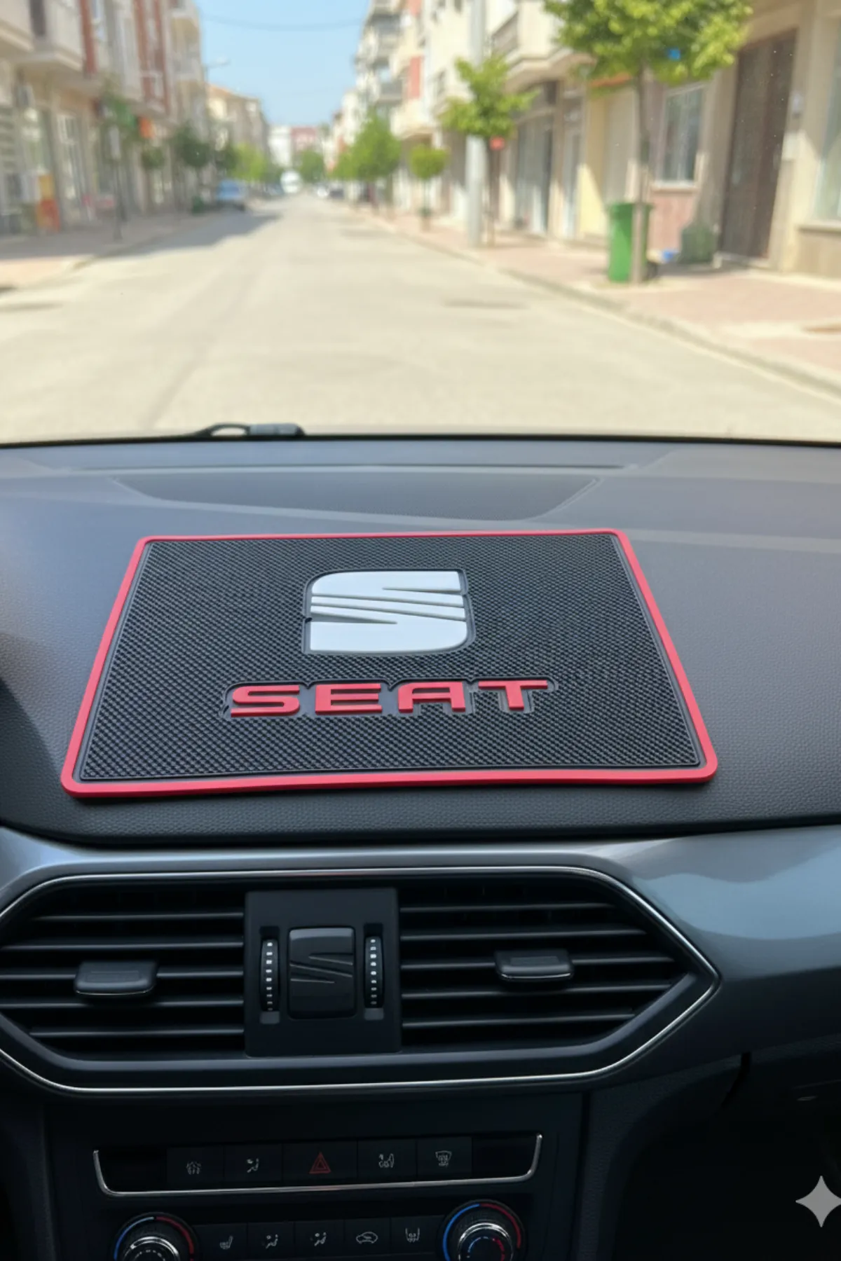 Seat Logolu Torpido Üstü Kaydırmaz Ped / Şık Ve Fonksiyonel Araç Içi Aksesuar Siyah