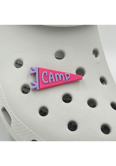 Crocs Terlik Süsü Ve Aksesuarı , Çanta Süsü Jibbitz 3d Camp 05 Yazılı Üçgen Bayrak Görsel Logo Aksesuar Lila-fuşya Crocs Terlik Süsü Ve Aksesuarı , Çanta Süsü Jibbitz 3d Camp 05 Yazılı Üçgen Bayrak Görsel Logo Aksesuar Lila-fuşya