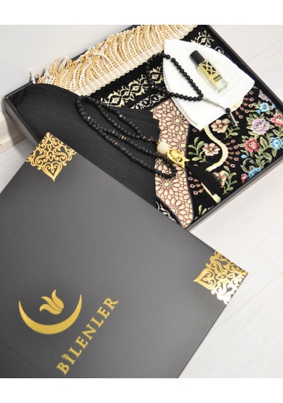 Çeyizlik lik Seccade Set Astarlı Kadife Seccade, Eşarp, Kristal Tesbih, Erkek Tesbihi, Takke Ve Esanslı Özel Kutulu Lüks Siyah Çeyizlik lik Seccade Set Astarlı Kadife Seccade, Eşarp, Kristal Tesbih, Erkek Tesbihi, Takke Ve Esanslı Özel Kutulu Lüks Siyah