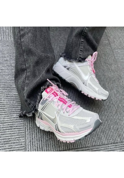 Nike Zoom Vomero 5 Photon Dust Summit White Kadın Spor Ayakkabısı-fn3695-001-tanemsport Pembe - Beyaz Nike Zoom Vomero 5 Photon Dust Summit White Kadın Spor Ayakkabısı-fn3695-001-tanemsport Pembe - Beyaz