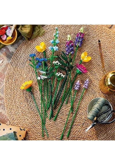LEGO® Botanicals Kir Çiçekleri Buketi 10313 – Yetiskinler için 8 Tür Kir Çiçegi Içeren Dekoratif Model Yapim Seti (939 Parça)