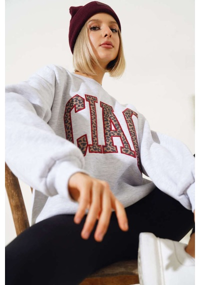 Fashion Friends Cıao Büyük Fontlu Leopar Desen Yazılı Salaş Bol Kadın Kışlık Ofis Kolej Sweat Gri Fashion Friends Cıao Büyük Fontlu Leopar Desen Yazılı Salaş Bol Kadın Kışlık Ofis Kolej Sweat Gri