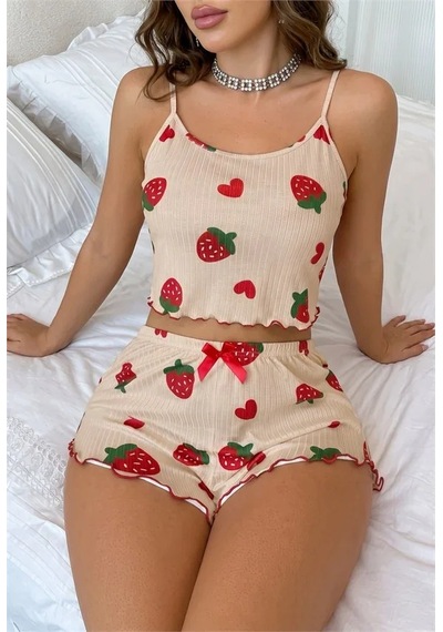 Go İthalat Kadın Yumuşak Dokulu Krem Çilek Ve Desenli Fırfırlı İp Askılı Crop Şortlu Fitilli Pijama Takımı