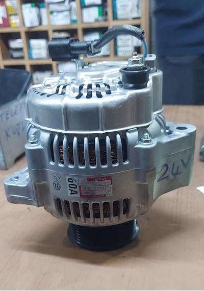 Komatsu Cummıns Excavator Şarj Dinamosu Pc200-pc220 Dizel Denso