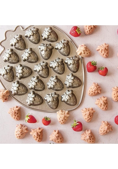 Nordicware Mini Çilekler Kek Kalıbı Renkli