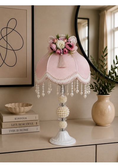 Pudra Pembe Kadife Kaplı Çiçek Dekorlu Başlık İnci Ayaklı Klasik Vintage Abajur