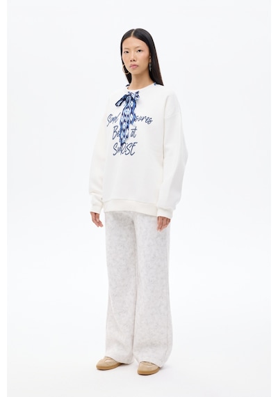 Quzu Fularlı Yazı Nakışlı Oversize Sweatshirt Ekru