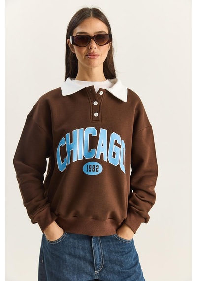 Shade Kadın Polo Yaka Chicago Baskılı Üç İplik Şardonlu Sweatshirt 60601050 - Acı Kahve Çok Renkli Shade Kadın Polo Yaka Chicago Baskılı Üç İplik Şardonlu Sweatshirt 60601050 - Acı Kahve Çok Renkli