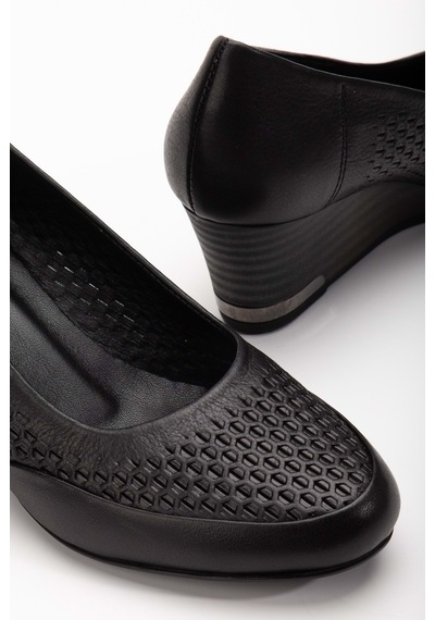 Analin Shoes Kadın Hakiki Deri Petek Baskılı Dolgu Topuklu Ayakkabı Siyah