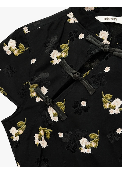 Koton Süslü Düğmeli Kısa Kollu Çiçek Desenli Dik Qipao Yaka Crop Bluz Siyah Desenli 7wak30017ew Koton Süslü Düğmeli Kısa Kollu Çiçek Desenli Dik Qipao Yaka Crop Bluz Siyah Desenli 7wak30017ew