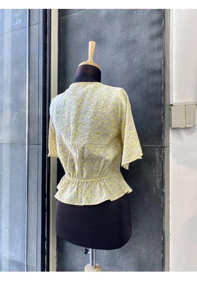Pera Moda Leopar Desenli Önden Bağlamalı Beli Lastikli Crop Bluz Gömlek Terayağ Sarısı Pera Moda Leopar Desenli Önden Bağlamalı Beli Lastikli Crop Bluz Gömlek Terayağ Sarısı