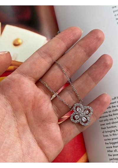 Kadın Zirkon Taşlı Yonca Çelik Kararmaz Gümüş Renk Kolye Altın Kadın Zirkon Taşlı Yonca Çelik Kararmaz Gümüş Renk Kolye Altın