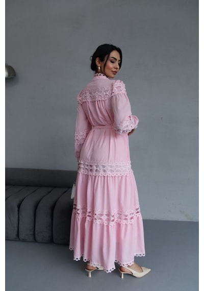 Wellway Jennyfer Krep Kumaş & Dantel Detaylı Astarlı Düğmeli İç Göstermeyen Elbise Pembe Kemer Dahildir Pembe Wellway Jennyfer Krep Kumaş & Dantel Detaylı Astarlı Düğmeli İç Göstermeyen Elbise Pembe Kemer Dahildir Pembe
