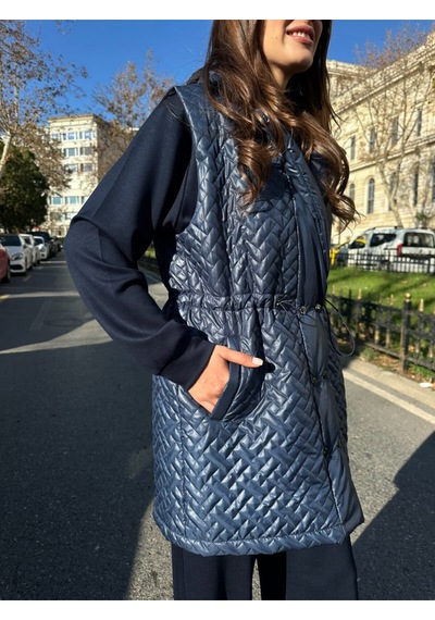 Esra Butik78 Kapitone Şişme Yelekli Tesettür 3 Lü Takım Spor Şık Modern Kombin Yelek + Sweatshirt + Pantolon Lacivert Esra Butik78 Kapitone Şişme Yelekli Tesettür 3 Lü Takım Spor Şık Modern Kombin Yelek + Sweatshirt + Pantolon Lacivert