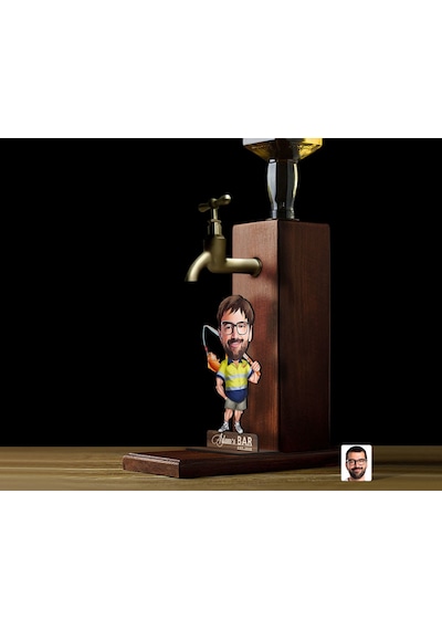 Bk Gift Kişiye Özel Balıkçı Karikatürlü Musluklu Ahşap Viski Standı-5, Viski Çeşmesi, Doğum Günü Hediyesi, İçecek Dispenseri