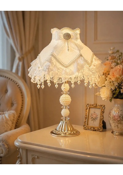 Beyaz Kadife Çiçek Süslemeli Dantelli Başlık İncili Gold Ayaklı Klasik Model Abajur 55x25cm