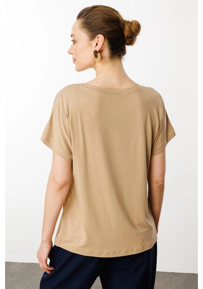Desen Triko Kadın V Yaka Omuzları Taş Baskılı Penye T-shirt 25836 Vizon Vizon