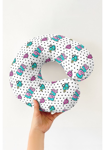 Love Yazılı Noktalı Ergonomik Boyun Yastığı - Renkli Dudak Desenli Beyaz Seyahat Yastığı Tozlu Deniz Çakıl