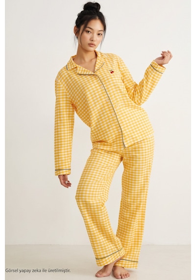 Siyah İnci Ekose Desenli Nakışlı Yumuşak Tuşe Kışlık Düğmeli Örme Pijama Takımı 8080 Sarı Ekose Siyah İnci Ekose Desenli Nakışlı Yumuşak Tuşe Kışlık Düğmeli Örme Pijama Takımı 8080 Sarı Ekose