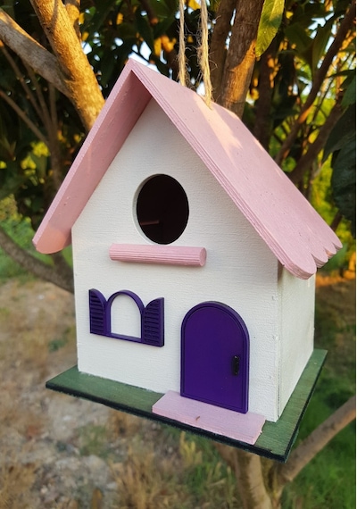 El Yapımı Ahşap Kuş Yuvası Dekoratif Kuş Evi Bahçe Balkon Dekorasyon Kayın Ağacı Vernikli Pembe Beya