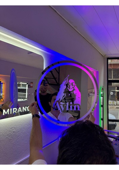 Digital Hayat Işıklı Silüet Aynadigital Hayat Kişiye Özel Fotoğraf İşlemeli 70cm Silüet Led Ayna Kumandalı Rgb Renkli Tasarım Hatıra Aynası Çok Renkli