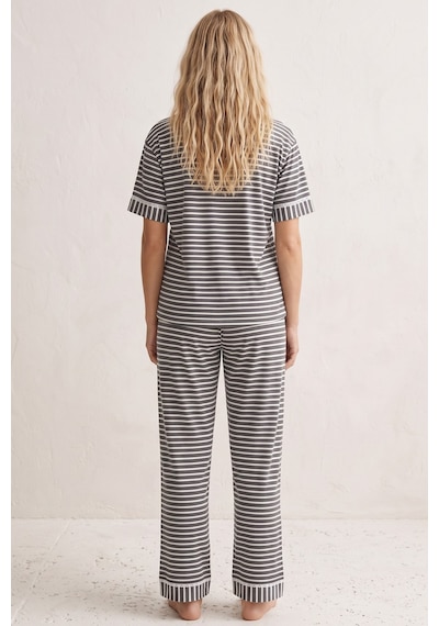 Siyah İnci Kadın Kısa Kollu Pamuklu Düğmeli Biyeli Pijama Takım Çızgılı Füme Beyaz Siyah İnci Kadın Kısa Kollu Pamuklu Düğmeli Biyeli Pijama Takım Çızgılı Füme Beyaz