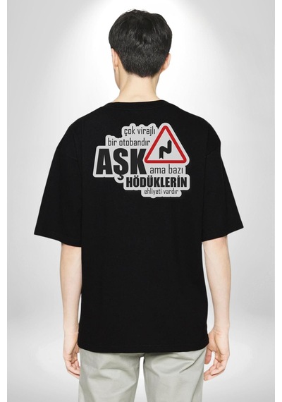 Çok Virajlı Bir Otabandır Aşk, Ama Bazı Hödüklerin Ehliyeti Vardır Yazılı Pamuklu Kadın Erkek Oversize Sırt Dijital Baskılı Siyah T-shirt Siyah