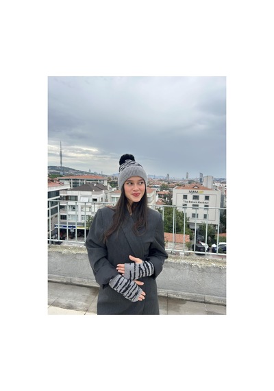 Mollycrush Kadın Gri Ponponlu Bere Ve Eldiven Takımı Çizgili Deseniyle Modern, Sıcak Ve Şık Kış Stili Gri