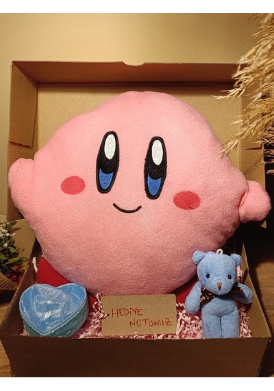 Kutulu Hediye Seti / Kirby Yastık 30cm, Ayıcık Anahtarlık Ve Kalp Şeklinde Tüllü Kutu