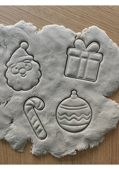 Yılbaşı Konseptli Noel Baba Kar Küresi Hediye Paketi Kurabiye Kalıbı Seti Çok Renkli