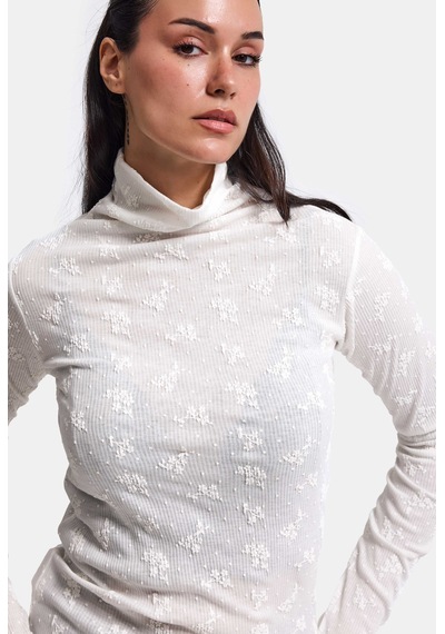 Kadın Kırık Beyaz W6-101 Slim Boğazlı Özel İşlemeli Kumaş Tasarım Bluz