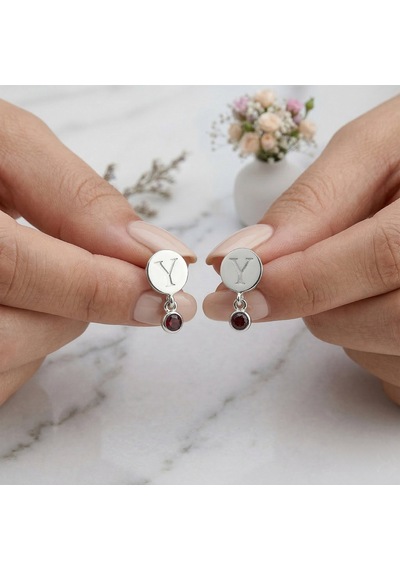 925 Ayar Gümüş Harfli Kırmızı Taş Sallantılı Kişiye Özel Minimal Harf Küpe Gümüş