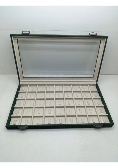 Yeni Cam Kapaklı Süet Yeşil Kumaş 45 Cm / 25 Cm Tırnaklı Bölmeli Yüzük Tablası
