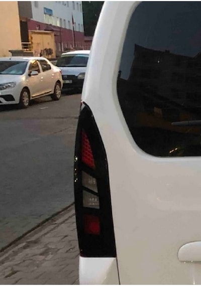 Citroen Berlingo- Peugeot Partner Stop Farı Led Görünümlü Folyo Kaplama - Stop Kaplama - Model2