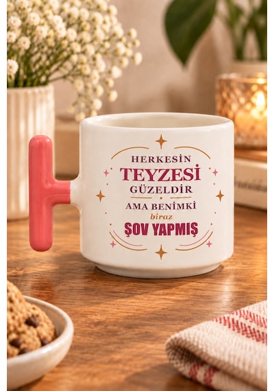 Herkesin Teyzesi Güzeldir Ama Benimki Biraz Şov Yapmış Baskılı T Kupa - Kırmızı Pembe Kulp