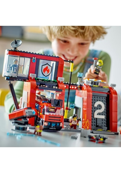 LEGO® City İtfaiye Kamyonlu İtfaiye Merkezi 60414 6+ Yaratıcı Oyuncak Yapım Seti - 843 Parça