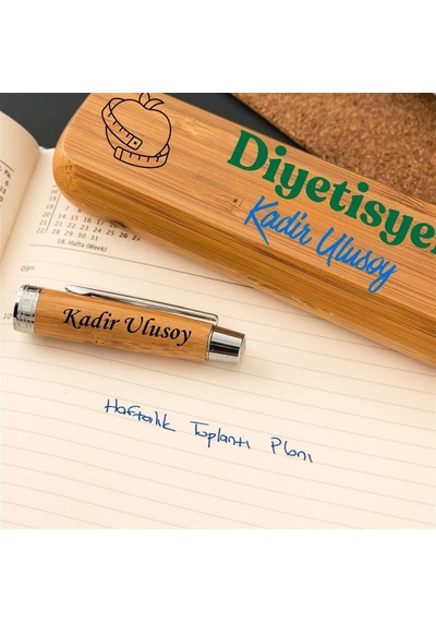 Diyetisyenlere Özel İsim Yazılı Bambu Ahşap Roller Kalem Seti - Doğal Kutulu Meslek Hediyesi Kahverengi