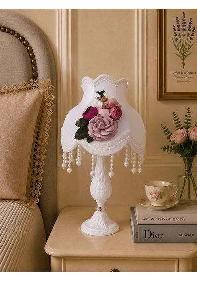 Beyaz Kadife Kaplı Çiçekli Dekorlu Başlık Beyaz Metal Ayaklı Klasik Model Abajur 55x25cm