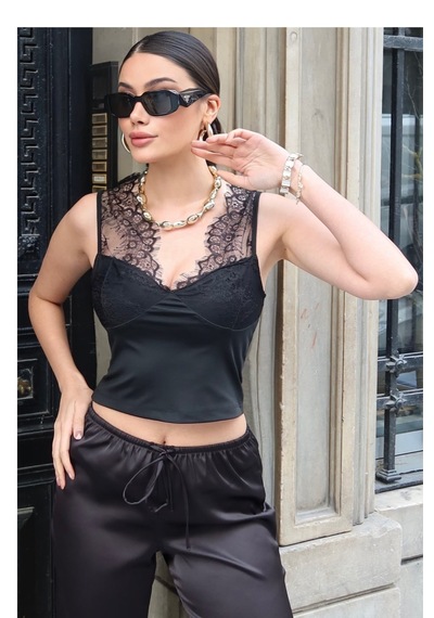 Kechi Woman Dalgıç Kumaş Dantel Detaylı Crop Siyah